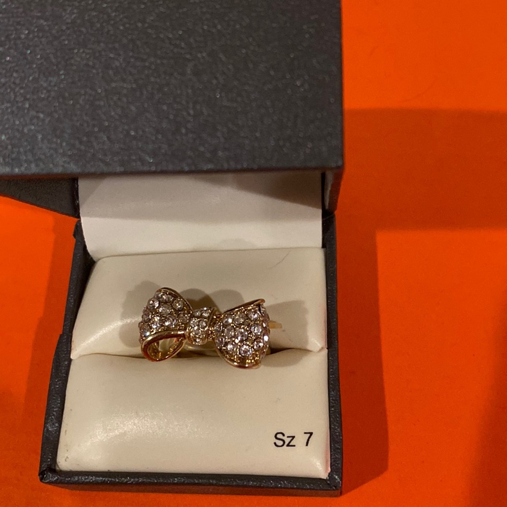 Gold bow ring